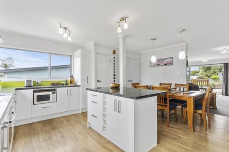 Photo of property in 18 Athenree Road, Athenree, Katikati, 3177