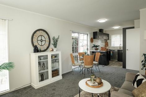 Photo of property in 98 Dalwhinnie Parade, Highland Park, Auckland, 2010