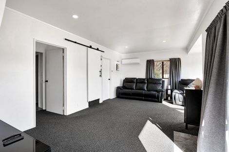 Photo of property in 92 Heta Road, Highlands Park, New Plymouth, 4312