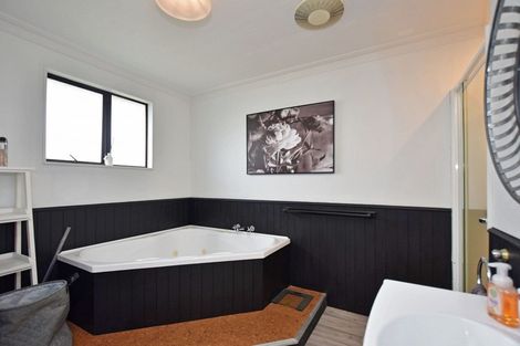 Photo of property in 708 Queens Drive, Waikiwi, Invercargill, 9810