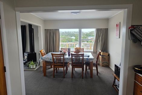 Photo of property in 3 Merritt Way, Newlands, Wellington, 6037