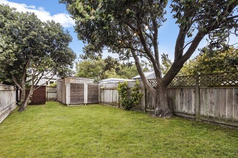 Photo of property in 18 Apu Crescent, Lyall Bay, Wellington, 6022