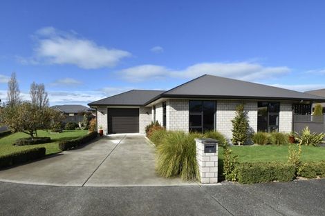 Photo of property in 2 Hereford Drive, Carterton, 5713