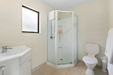 Photo of property in 2/25 Howard Road, Northcote, Auckland, 0627