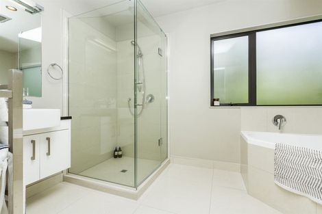 Photo of property in 2/304 Beach Road, Campbells Bay, Auckland, 0630