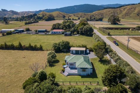 Photo of property in 35 North Manakau Road, Manakau, Levin, 5573