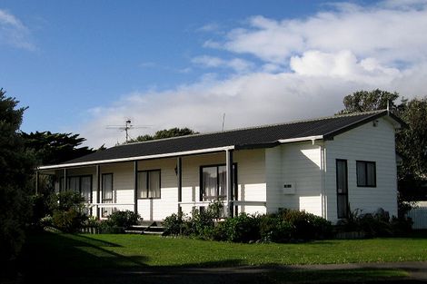 Photo of property in 17 Whitmore Grove, Waikanae Beach, Waikanae, 5036