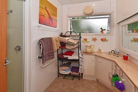 Photo of property in 12 Barnard Place, Manurewa East, Auckland, 2102