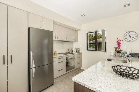 Photo of property in 46 Royalle Mews, Botany Downs, Auckland, 2010