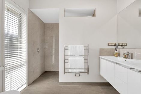 Photo of property in 9 Portofino Point, Karaka, Papakura, 2113