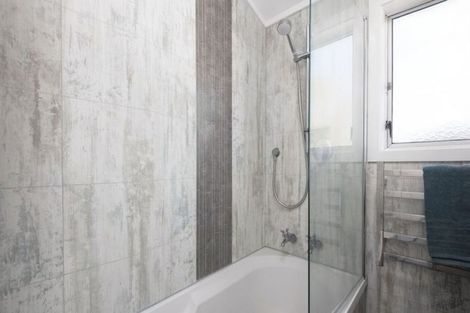Photo of property in 2/25 Kingsbridge Place, Newlands, Wellington, 6037
