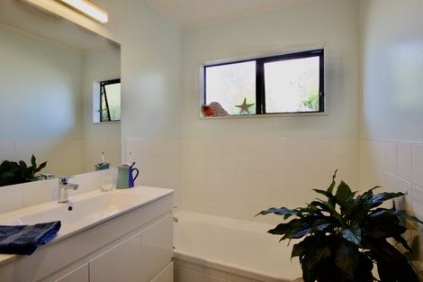 Photo of property in 2/48 Becroft Drive, Forrest Hill, Auckland, 0620