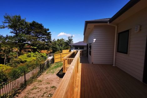 Photo of property in 2 Tarara Lane, Kumeu, 0810