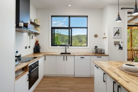 Photo of property in 30 Waimarama Street, Waikawa, Picton, 7220