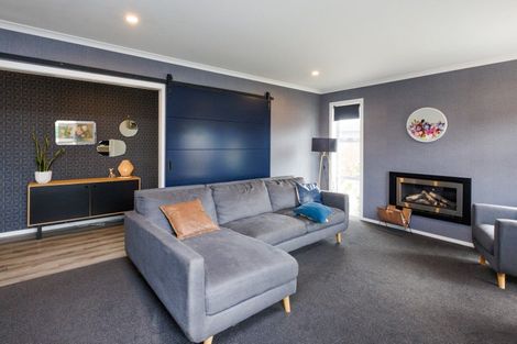 Photo of property in 120 Johnstone Drive, Fitzherbert, Palmerston North, 4410