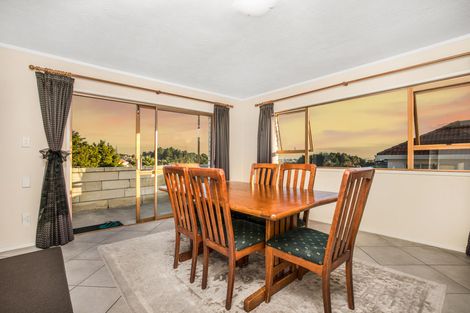 Photo of property in 16 Banksia Place, Goodwood Heights, Auckland, 2105
