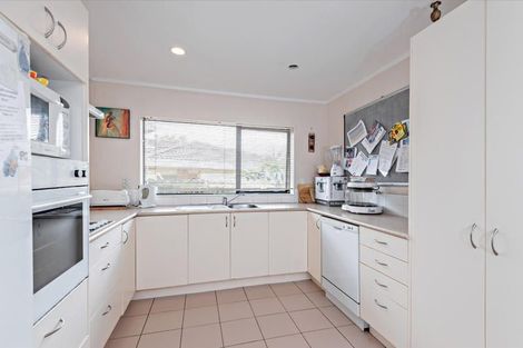 Photo of property in 21 Ginders Drive, Massey, Auckland, 0614