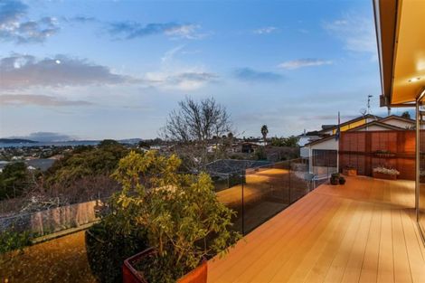 Photo of property in 5a Bernleigh Terrace, West Harbour, Auckland, 0618