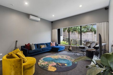 Photo of property in 32 Tindalls Bay Road, Tindalls Beach, Whangaparaoa, 0930