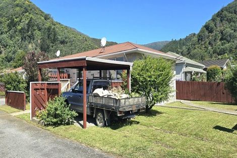 Photo of property in 46 York Street, Picton, 7220