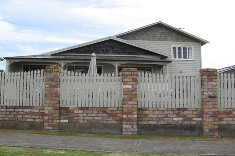 Photo of property in 21 Kiwi Esplanade, Mangere Bridge, Auckland, 2022