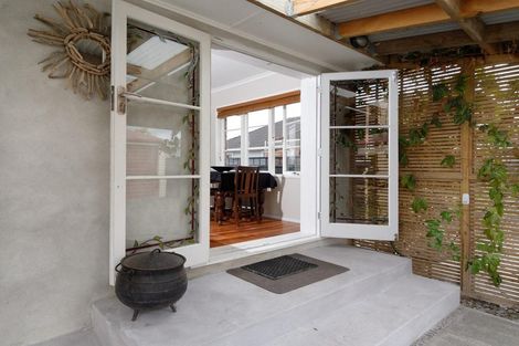 Photo of property in 7 Rixon Place, Te Atatu Peninsula, Auckland, 0610