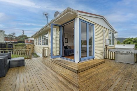 Photo of property in 32 Davidson Crescent, Tawa, Wellington, 5028