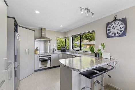 Photo of property in 15 Aragon Grove, Kingsley Heights, Upper Hutt, 5018