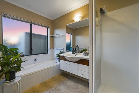 Photo of property in 40 Mcleod Place, Papamoa Beach, Papamoa, 3118