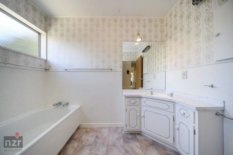 Photo of property in 24 Wikiriwhi Crescent, Awapuni, Palmerston North, 4412