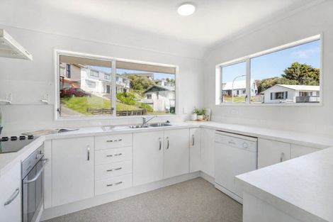 Photo of property in 5 Pimlico Place, Newlands, Wellington, 6037