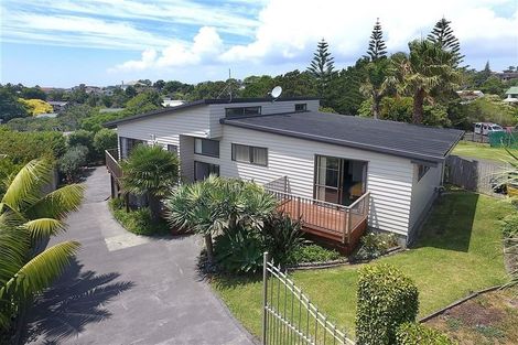 Photo of property in 8 Halldene Terrace, Red Beach, 0932