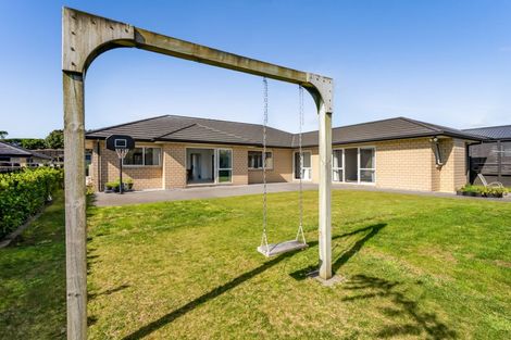 Photo of property in 12 Oakmont Crescent, Waiwhakaiho, New Plymouth, 4312