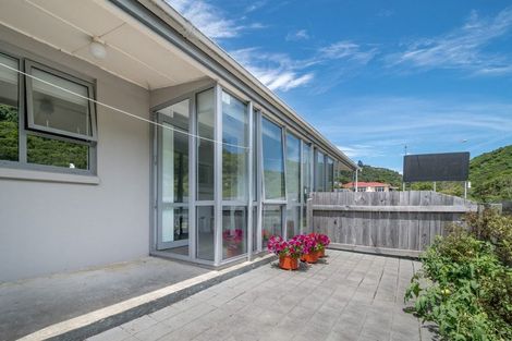 Photo of property in 2/1 Angle Street, Picton, 7220