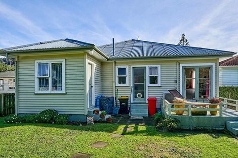 Photo of property in 4 Cambridge Street, Tawa, Wellington, 5028