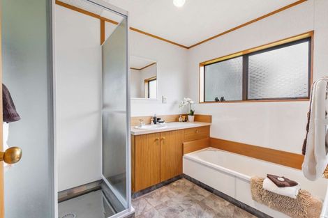 Photo of property in 28 Edgewater Parade, Waiuku, 2123