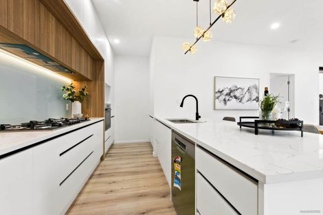 Photo of property in 18 Hava Place, Green Bay, Auckland, 0604