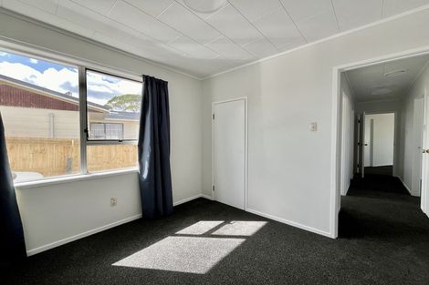 Photo of property in 28 Larissa Avenue, Henderson, Auckland, 0610