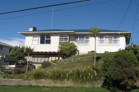 Photo of property in 24 Kenmore Street, Newlands, Wellington, 6037