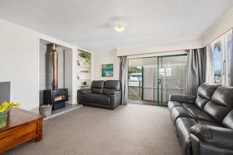 Photo of property in 2/11 Parakai Avenue, Parakai, 0830