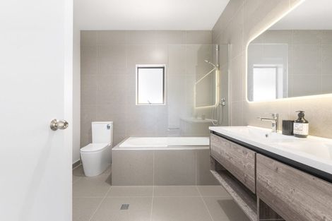 Photo of property in 35d Edmonton Road, Henderson, Auckland, 0612