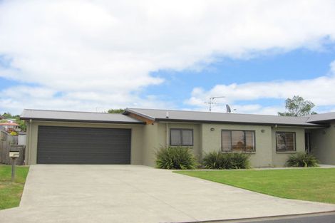 Photo of property in 2 Four Oaks Place, Pukekohe, 2120