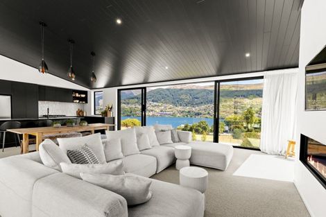 Photo of property in 8 Spring Hill Road, Kelvin Heights, Queenstown, 9300