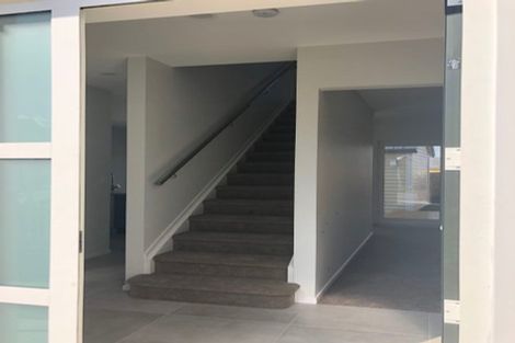 Photo of property in 2 Riroriro Close, Papakura, 2110