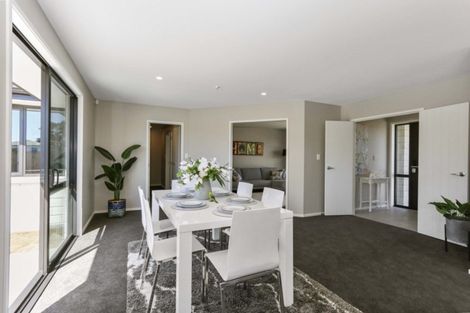 Photo of property in 16 Dumas Place, Rosehill, Papakura, 2113