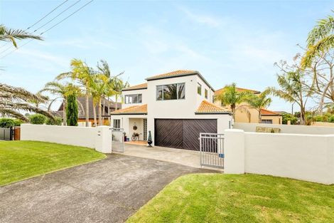 Photo of property in 122 Beach Road, Te Atatu Peninsula, Auckland, 0610