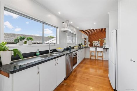 Photo of property in 17 Curacao Place, Half Moon Bay, Auckland, 2012