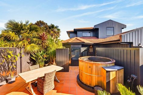 Photo of property in 8 Selwyn Road, Hospital Hill, Napier, 4110