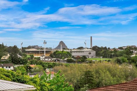 Photo of property in 14 Selwyn Street, Lower Vogeltown, New Plymouth, 4310