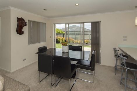 Photo of property in 106c Simpson Road, Henderson Valley, Auckland, 0614